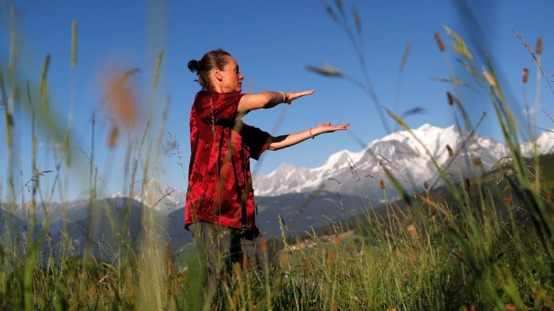 Originario de China, el qigong integra posturas físicas con técnicas de respiración y atención plena. Crédito: Godong/Universal Images Group/Getty Images