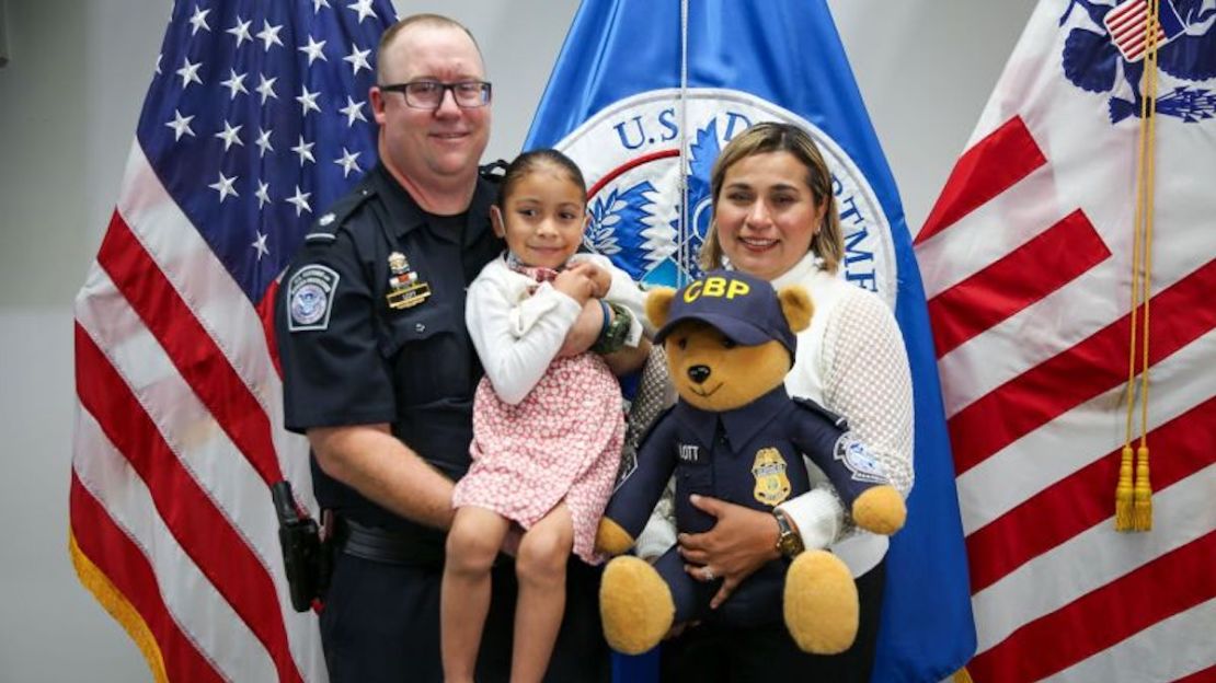 El agente de Aduanas y Protección Fronteriza de EE.UU., J. Lott, se reunió con una niña que ayudó a dar a luz en la frontera entre EE.UU. y México hace más de cinco años.