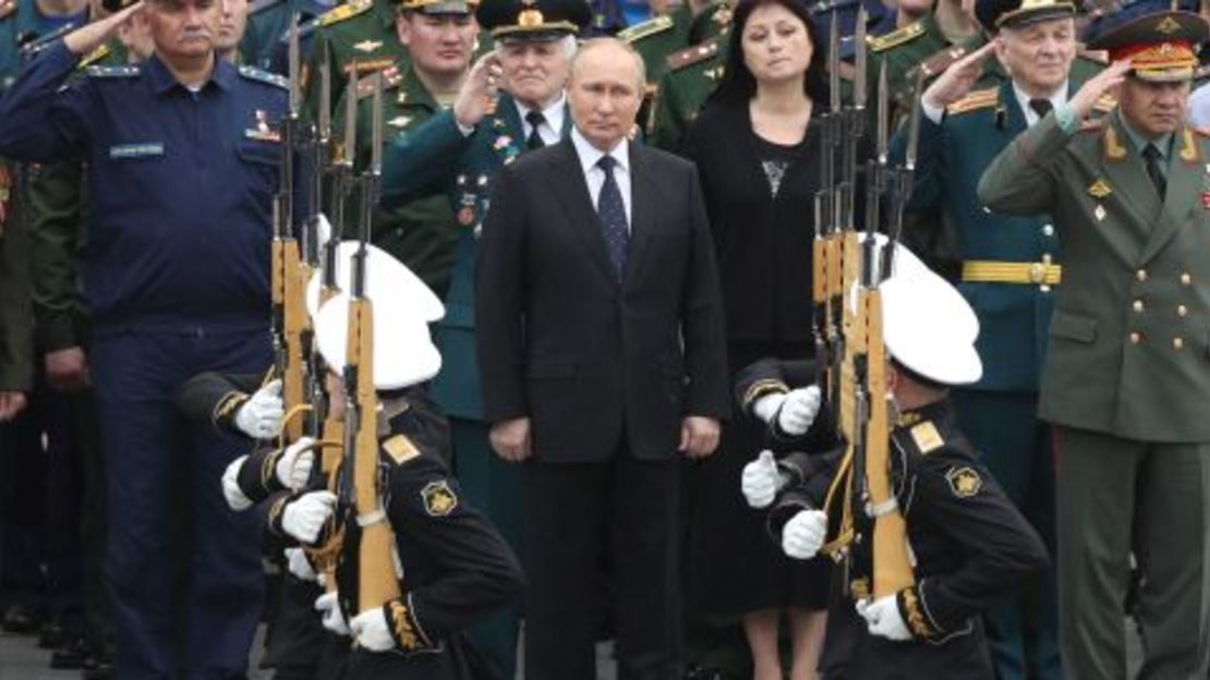 El presidente ruso, Vladimir Putin, asiste a una ceremonia de colocación de coronas el 22 de junio de 2022 para conmemorar la guerra de la Unión Soviética contra la Alemania nazi en la Segunda Guerra Mundial. Sin embargo, el ejército de Putin en Ucrania puede enfrentar un destino diferente debido a problemas mayores en Rusia, dicen los expertos.