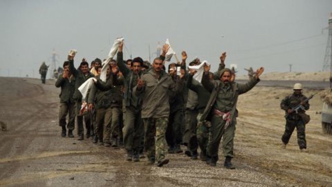 ¿Qué sucede cuando un ejército pierde la fe en sus líderes y su causa? El ejército iraquí en la primera Guerra del Golfo ofrece una respuesta. Los soldados iraquíes se rindieron en grandes cantidades, sin luchar, a las fuerzas estadounidenses y de la coalición. Patrick Durand/Sygma/Getty Images