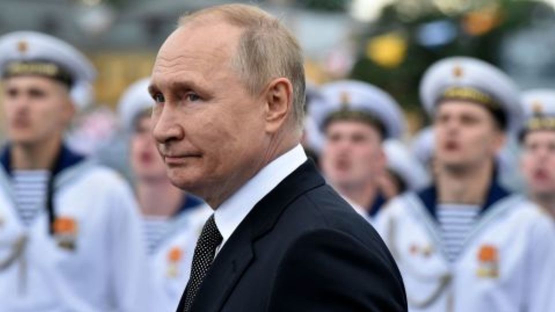 El presidente ruso, Vladimir Putin, revisa las tropas navales mientras asiste a un desfile que marca el Día de la Marina Rusa el 31 de julio de 2022. Olga Maltseva/AFP/Getty Images