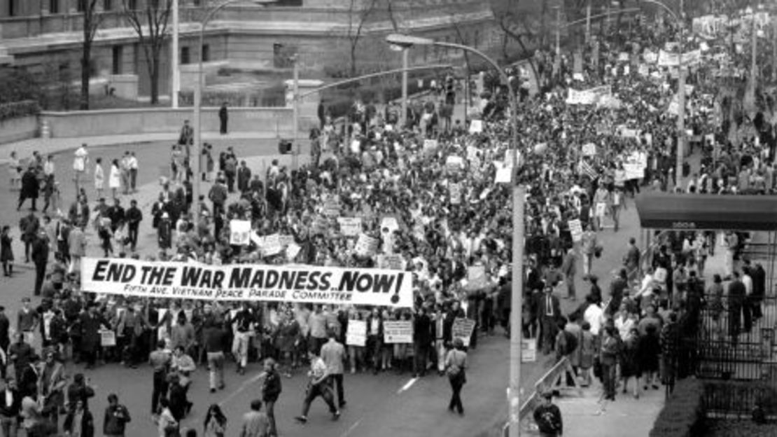 Muchas tropas estadounidenses perdieron la voluntad de luchar en Vietnam en parte debido a un movimiento masivo contra la guerra en su país natal. En esta foto, los manifestantes marchan por la Quinta Avenida en la ciudad de Nueva York en 1968 para protestar contra la participación de Estados Unidos en la guerra. AP