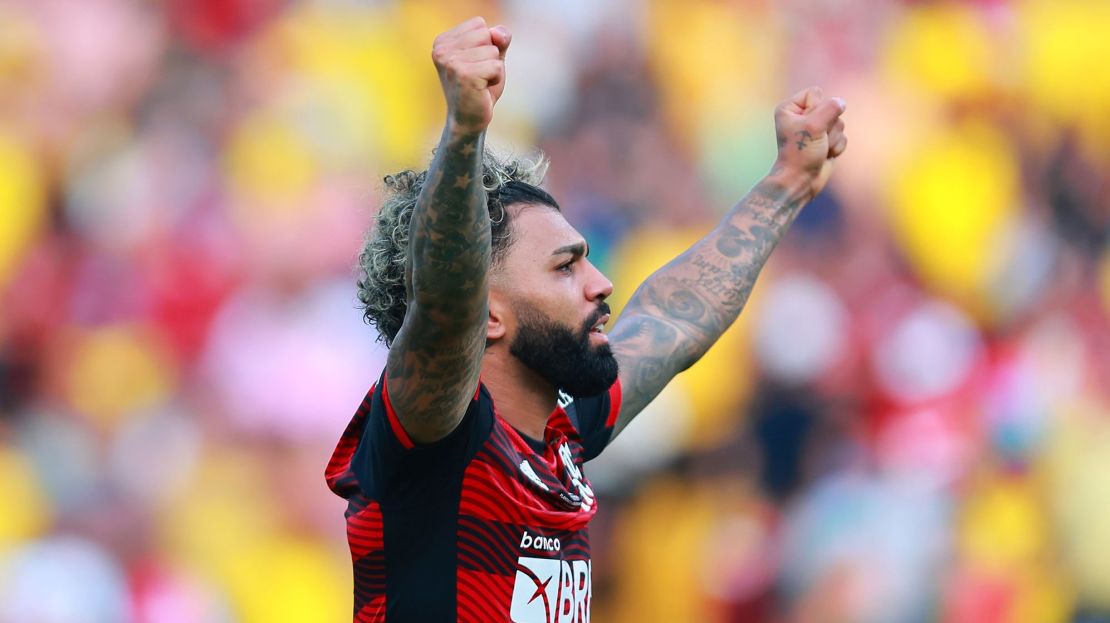 Gabriel Barbosa alza los brazos tras el silbato final de la Copa Libertadores. Crédito: Buda Mendes/Getty Images