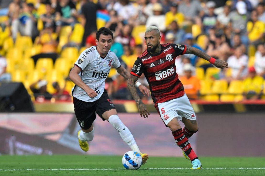 El delantero brasileño de Athletico Paranaense, Pablo, marca al mediocampista chileno de Flamengo, Arturo Vidal, durante el partido de fútbol final de la Copa Libertadores entre los equipos brasileños Flamengo y Athletico Paranaense en el Estadio Monumental Isidro Romero Carbo en Guayaquil, Ecuador, el 29 de octubre de 2022.  Crédito: RODRIGO BUENDIA/AFP vía Getty Images