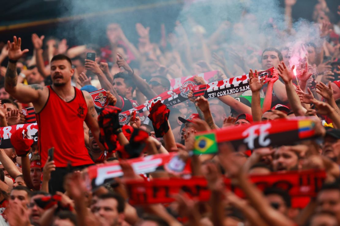 Seguidores del Flamengo celebran durante la final de la Copa CONMEBOL Libertadores 2022 entre Flamengo y Athletico Paranaense. Crédito: Buda Mendes/Getty Images