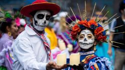 CNNE 1289228 - miles de turistas visitan cdmx para desfile de dia de muertos