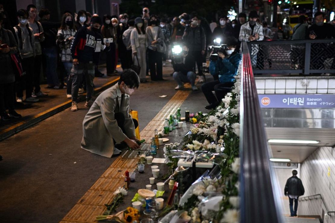 Un hombre rinde homenaje a quienes murieron en el aplastamiento de Halloween el 29 de octubre en el distrito de Itaewon en Seúl el 30 de octubre de 2022. Crédito: ANTHONY WALLACE/AFP vía Getty Images