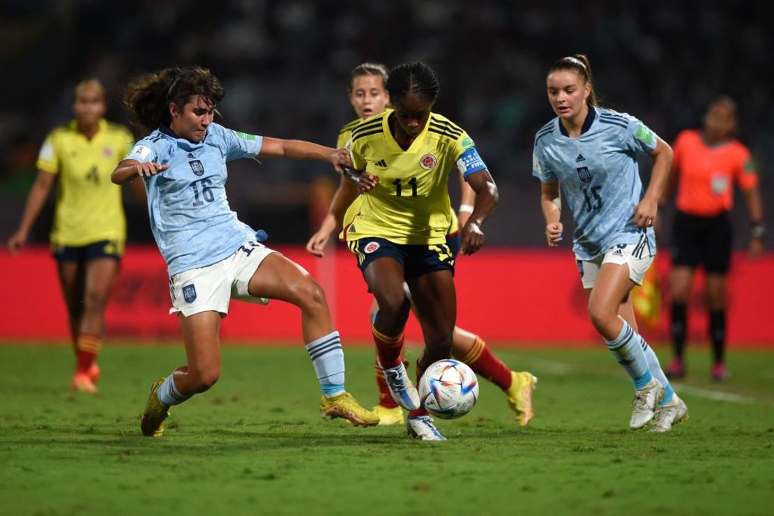 Las españolas Cristina Libran y Sara Ortega luchan por el balón con Linda Caicedo de Colombia durante el partido final de la Copa Mundial de Fútbol Femenino Sub-17 de la FIFA en el Estadio DY Patil en Navi Mumbai el 30 de octubre de 2022. Crédito: PUNIT PARANJPE/AFP via Getty Images