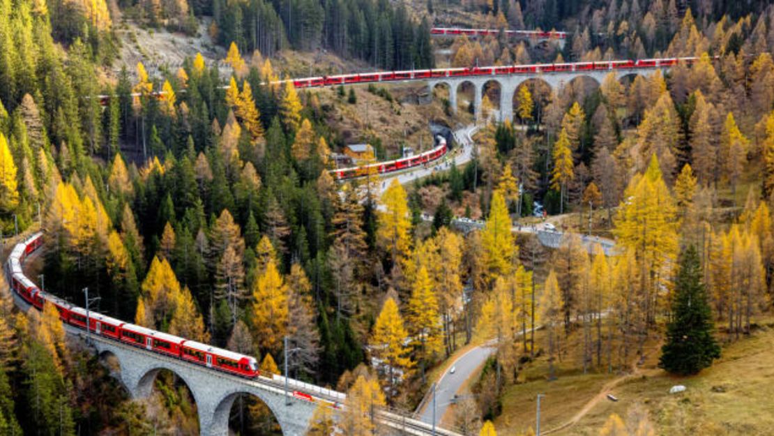 El tren desciende en espiral por un entramado de vías a través de las montañas.
