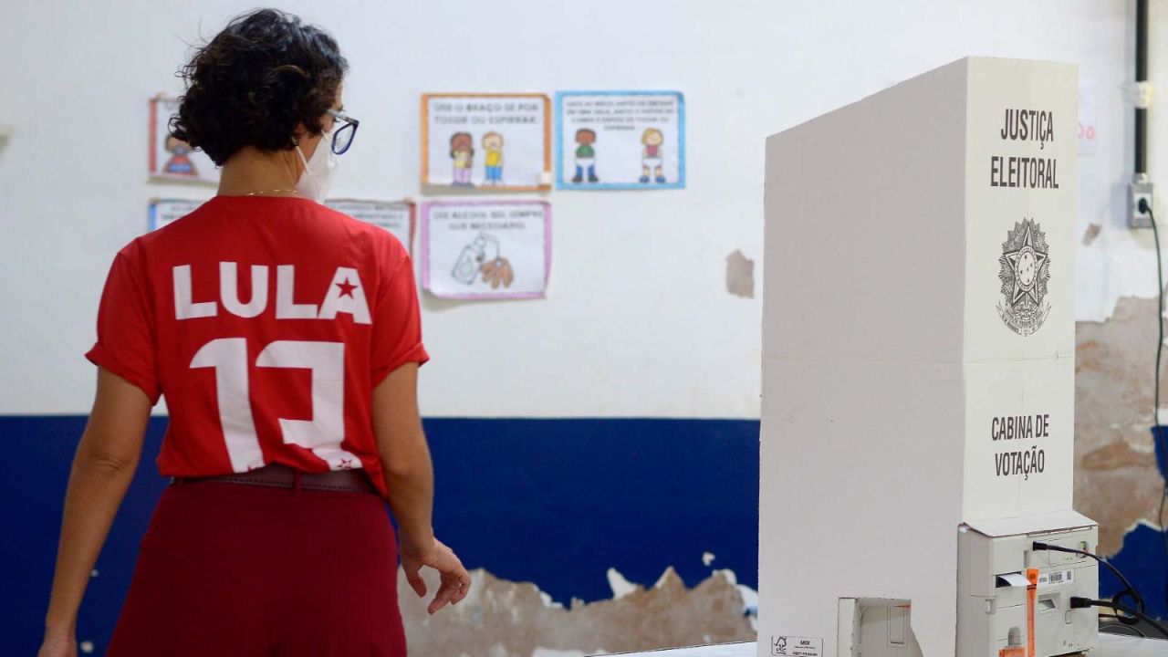 CNNE 1289380 - cierran las urnas y comienza el conteo de votos en brasil