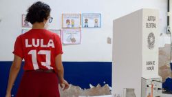 CNNE 1289380 - cierran las urnas y comienza el conteo de votos en brasil