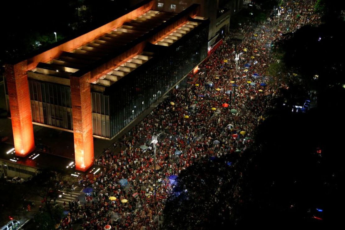 Vista aérea de los simpatizantes del expresidente brasileño (2003-2010) y candidato del izquierdista Partido de los Trabajadores (PT) Luiz Inácio Lula da Silva celebrando la victoria de su candidato durante la segunda vuelta de las elecciones presidenciales en la avenida Paulista de Sao Paulo, Brasil, el 30 de octubre , 2022. Crédito: MIGUEL SCHINCARIOL/AFP vía Getty Images