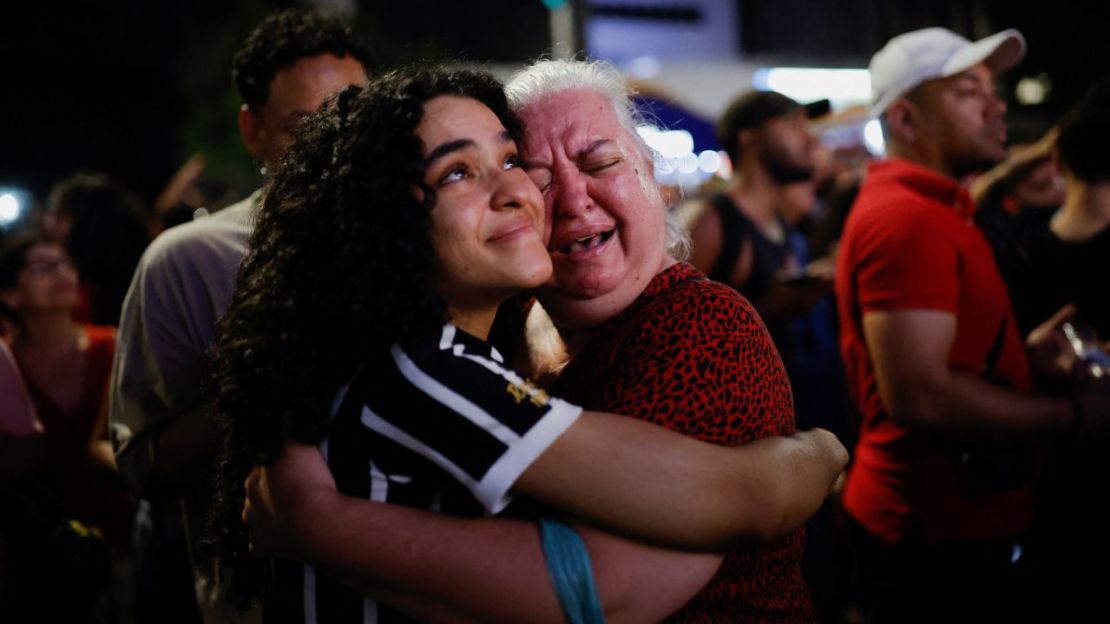 Los partidarios de Lula da Silva reaccionan mientras esperan los resultados en la Avenida Paulista, Sao Paulo, Brasil, el 30 de octubre de 2022.