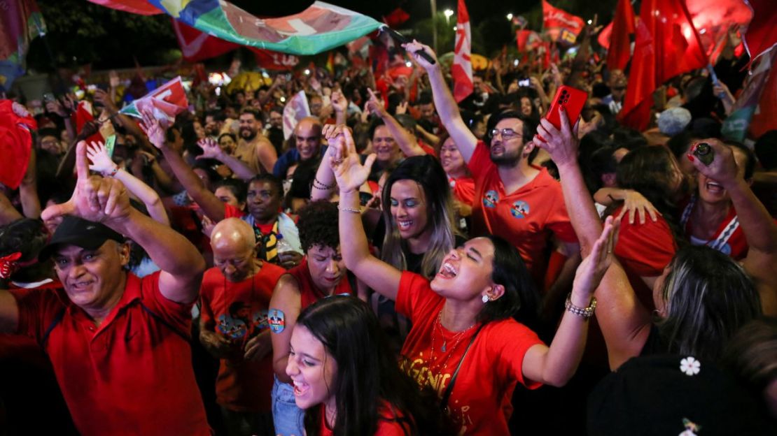 Los partidarios de Lula da Silva reaccionan mientras se reúnen el día de la segunda vuelta de las elecciones presidenciales de Brasil, en Brasilia, Brasil, el 30 de octubre de 2022.