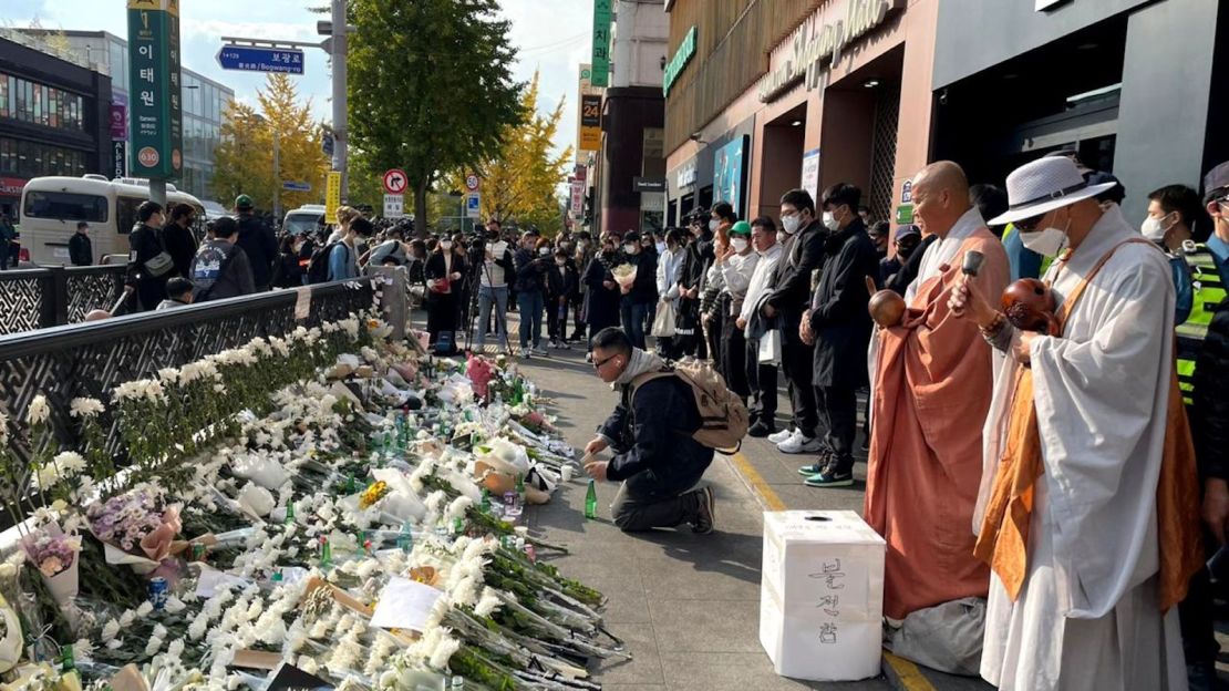 Los dolientes rinden homenaje a las víctimas del mortal aumento de la multitud de Halloween en Seúl el 31 de octubre de 2022.