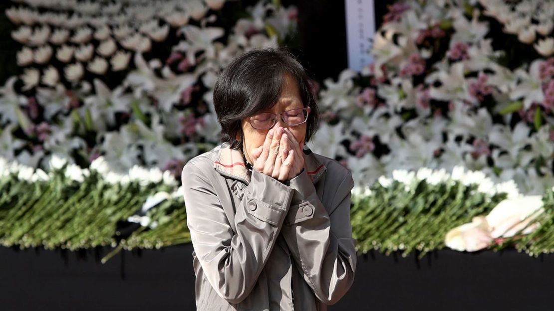 Una mujer rinde homenaje en un altar conmemorativo el 31 de octubre en Seúl, Corea del Sur.