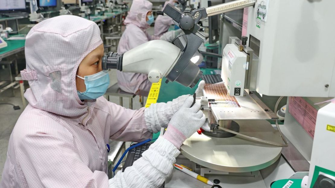 Una mujer inspecciona la calidad de un chip en un fabricante de encapsulado de circuitos integrados en Nantong, en la provincia oriental china de Jiangsu, el viernes 16 de septiembre de 2022. Crédito: Xu Congjun/Future Publishing/Getty Images