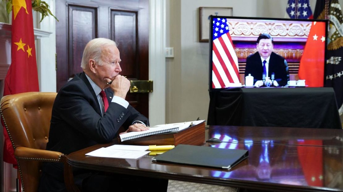 El presidente de Estados Unidos, Joe Biden, se reúne con el presidente de China, Xi Jinping, durante una cumbre virtual desde la Sala Roosevelt de la Casa Blanca en Washington, DC, el 15 de noviembre de 2021. Crédito: Mandel Ngan/AFP/Getty Images