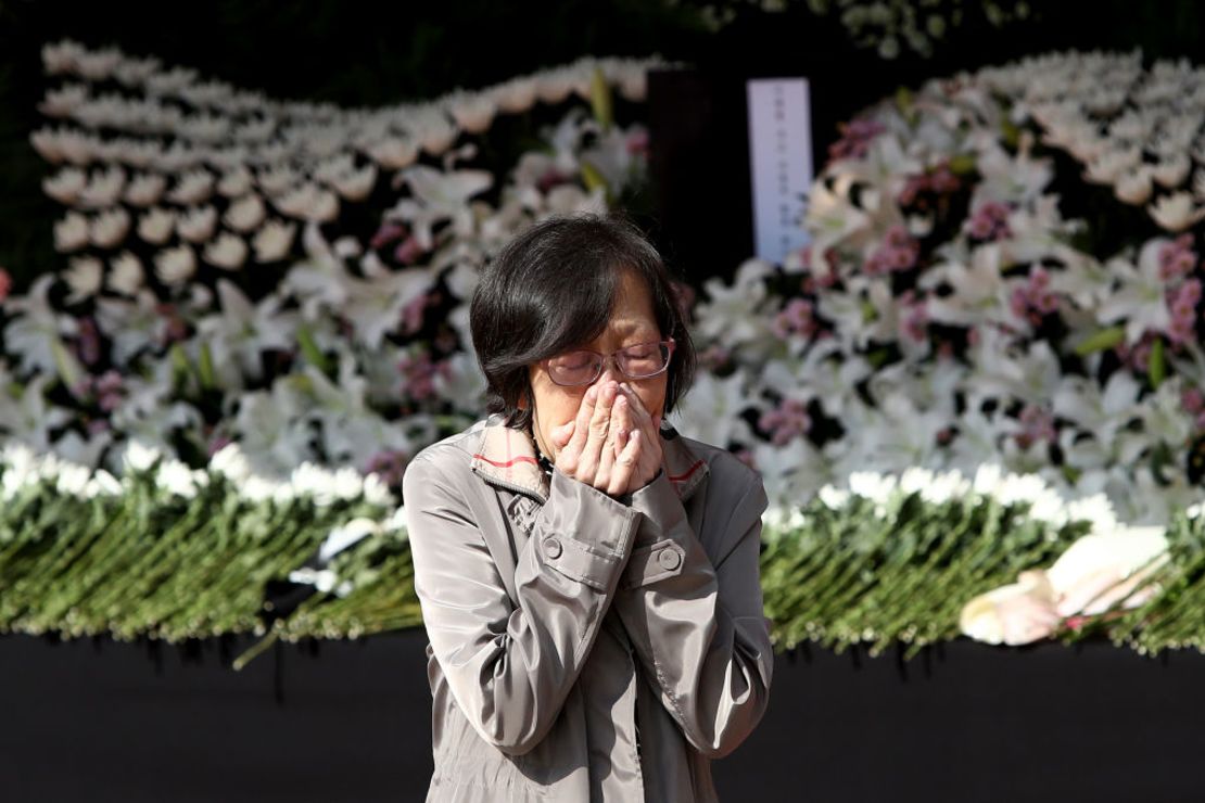 Una mujer llora frente al altar conmemorativo de las víctimas de la estampida de celebración de Halloween en Seúl, Corea del Sur.