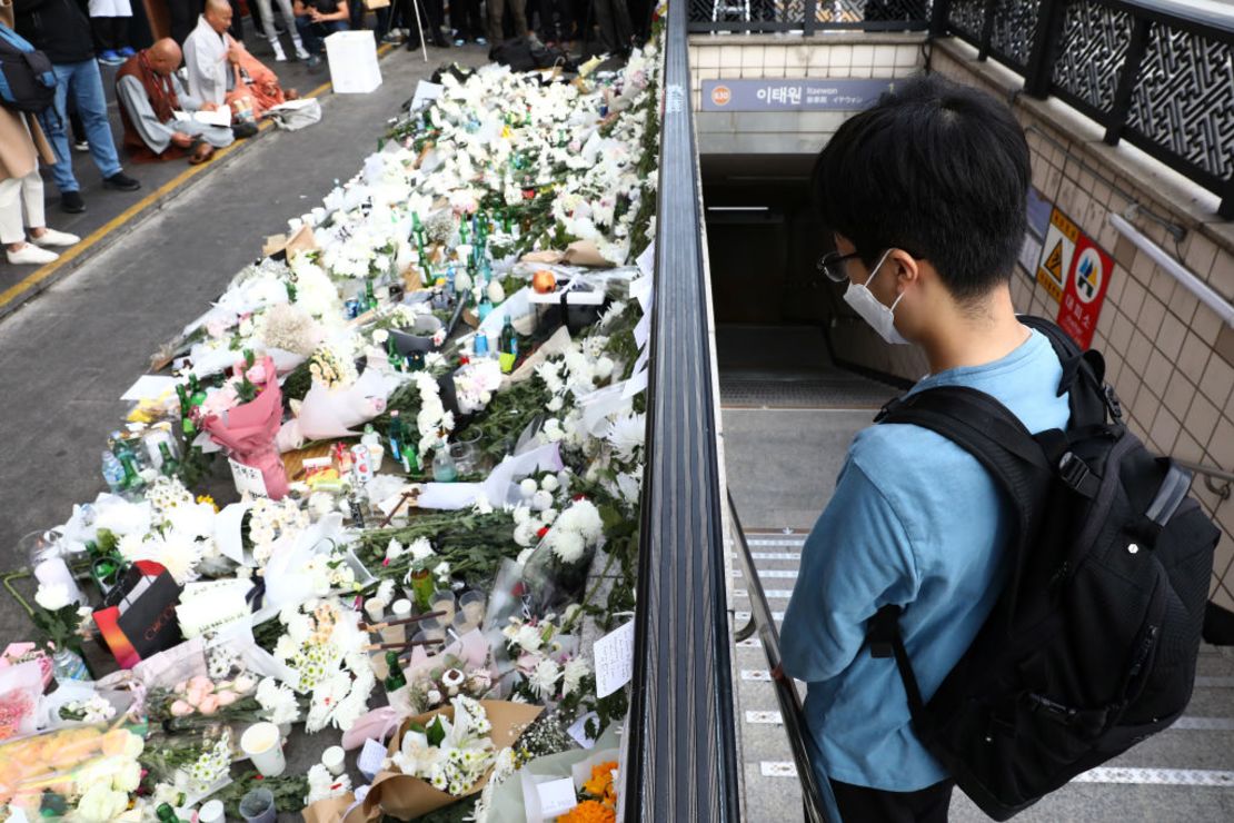 Un hombre rinde homenaje a las víctimas de la estampida de celebración de Halloween en Seúl, Corea del Sur.