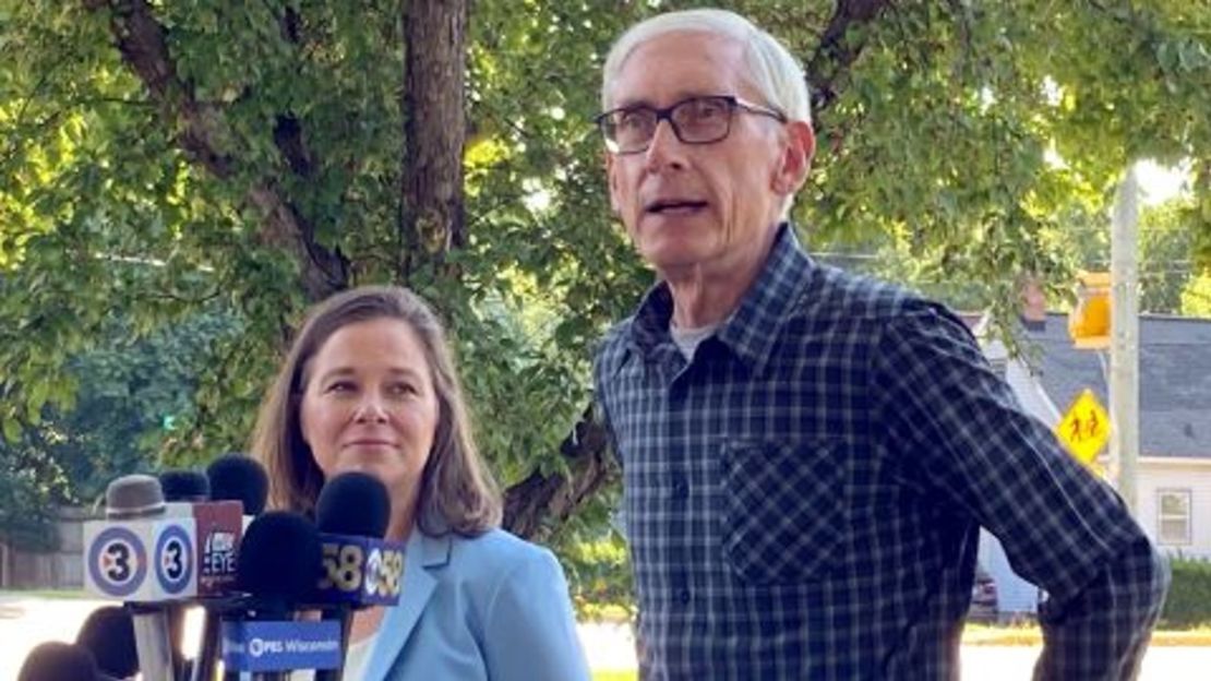 El gobernador de Wisconsin, Tony Evers, con su compañera de fórmula, Sara Rodríguez, en Madison el 10 de agosto de 2022, busca un segundo mandato en noviembre.