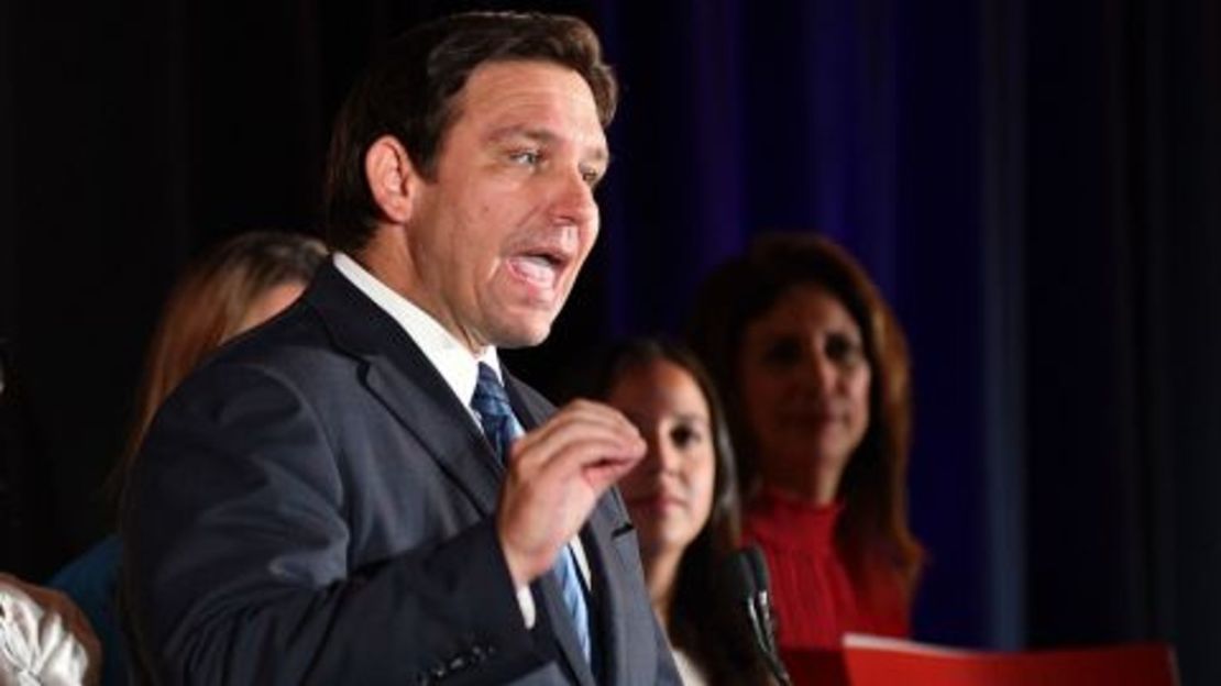 El gobernador de Florida, Ron DeSantis, hablando con sus seguidores en Hialeah el 23 de agosto de 2022, se enfrentará al demócrata Charlie Crist en noviembre.