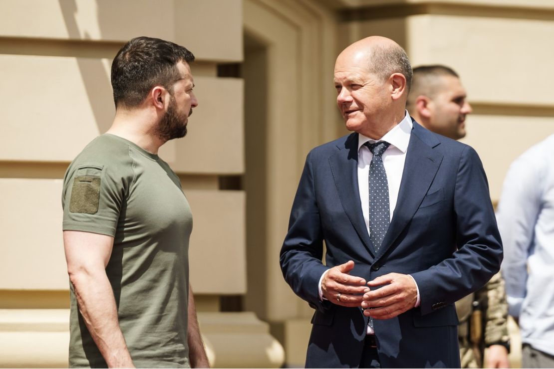 En esta foto proporcionada por la Oficina de Prensa del Gobierno Alemán (BPA), el canciller alemán Olaf Scholz (derecha) habla con el presidente ucraniano Volodymyr Zelensky el 16 de junio de 2022 en Kyiv, Ucrania.