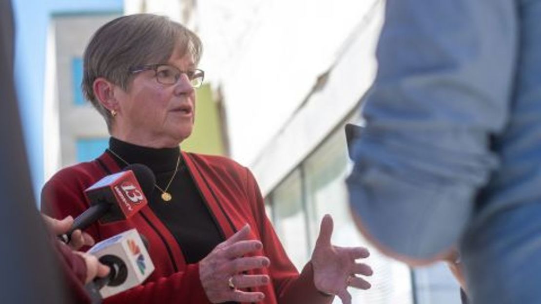 La gobernadora de Kansas, Laura Kelly, hablando con los periodistas en Topeka el 3 de junio de 2022, se postula para un segundo mandato este otoño.