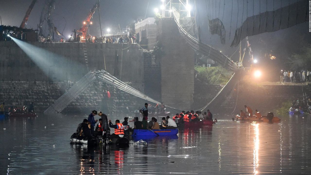 CNNE 1290066 - india- el momento en el que colapsa un puente con 200 personas