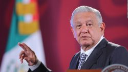 CNNE 1290072 - lopez obrador niega versiones de visita a badiraguato