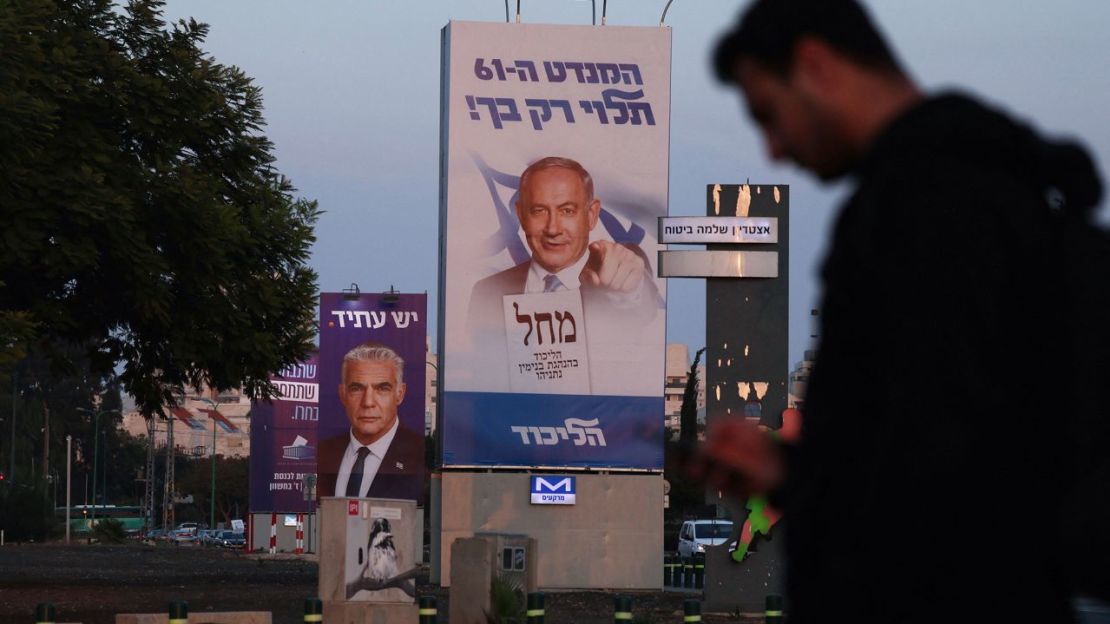 Una imagen muestra una pancarta electoral del partido Likud que representa al ex primer ministro Benjamin Netanyahu en Tel Aviv el 27 de octubre de 2022, antes de las elecciones generales de noviembre.