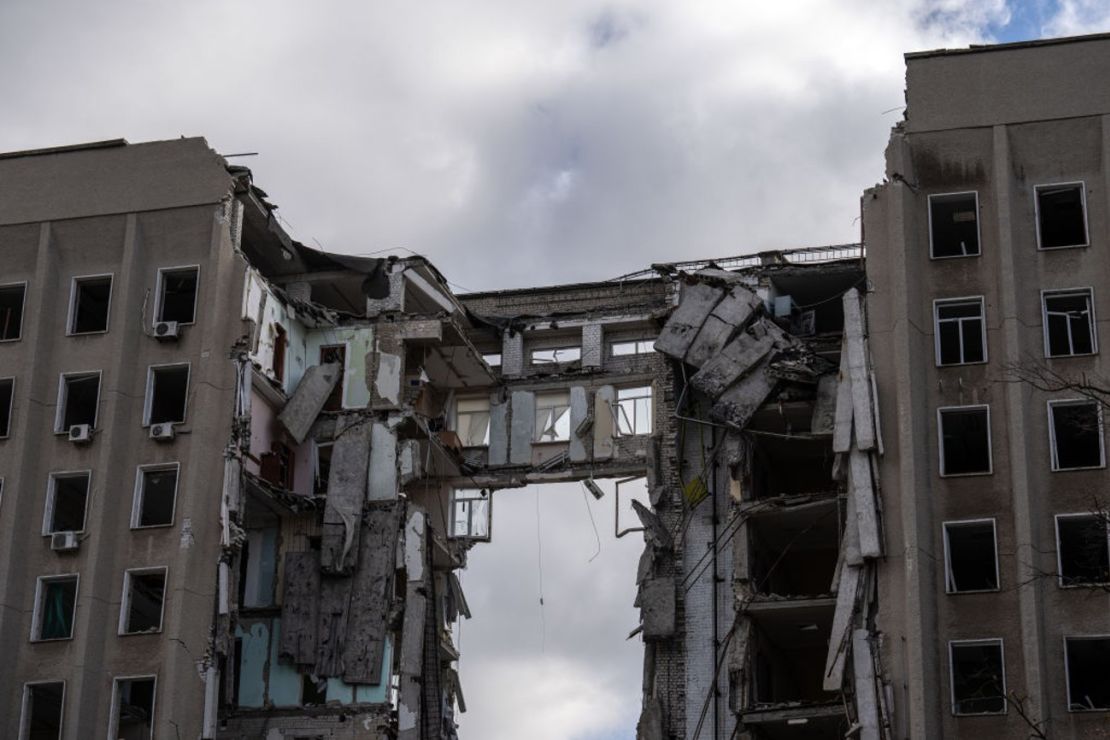 Un edificio utilizado como sede de la administración militar regional yace en ruinas tras ser destruido por un ataque de misiles rusos, el 31 de octubre de 2022 en Mykolaiv, oblast de Mykolaiv, Ucrania.