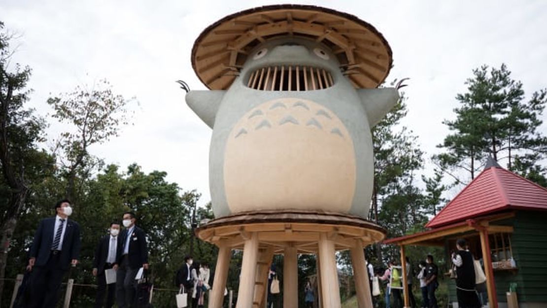 El área del Bosque Dondoko alberga la casa de "Mi vecino Totoro", así como una estatua de madera de Totoro.