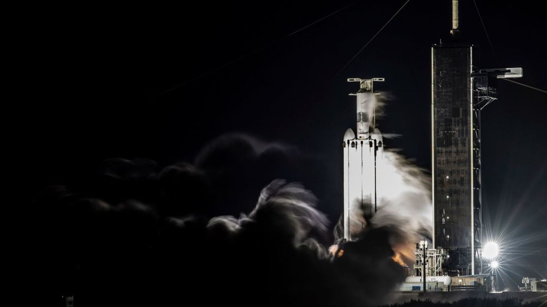 El cohete Falcon Heavy durante una prueba en tierra en su lugar de lanzamiento en Florida en octubre.