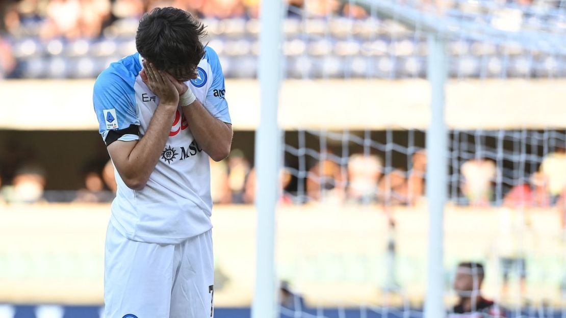 Kvaratskhelia celebra el gol del empate del Napoli contra el Hellas Verona. Crédito: Alessandro Sabattini/Getty Images Europe/Getty Images