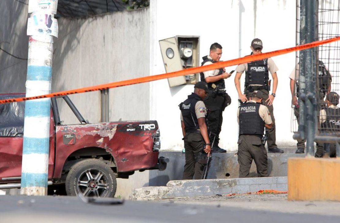 Agentes policiales inspeccionan el lugar luego de un ataque con explosivos contra un puesto de la Unidad de Policía Comunitaria (UPC) en Guamote, Guayaquil, Ecuador, el 1 de noviembre de 2022.
