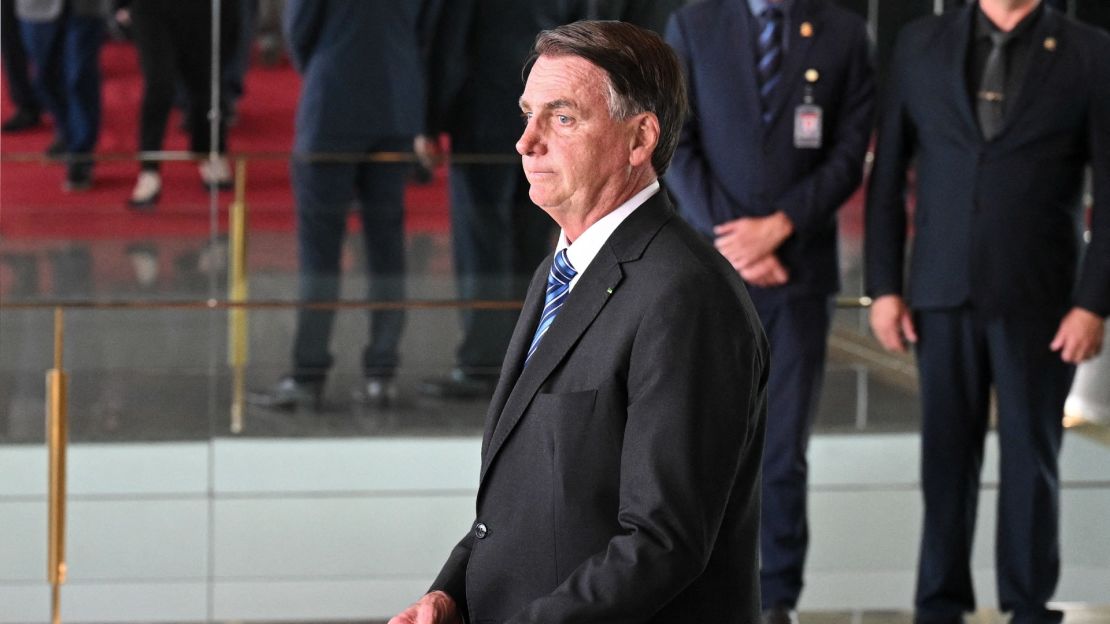 El presidente de Brasil, Jair Bolsonaro, hace su primera declaración pública desde la derrota ante Lula da Silva en las elecciones de Brasil, el 1 de noviembre de 2022.