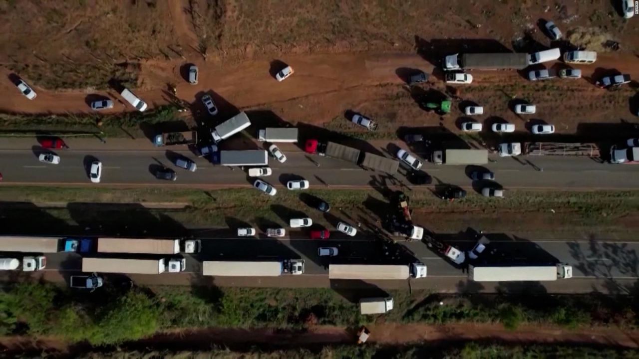 CNNE 1290551 - imagenes de dron muestran camiones bloqueando las rutas en brasil