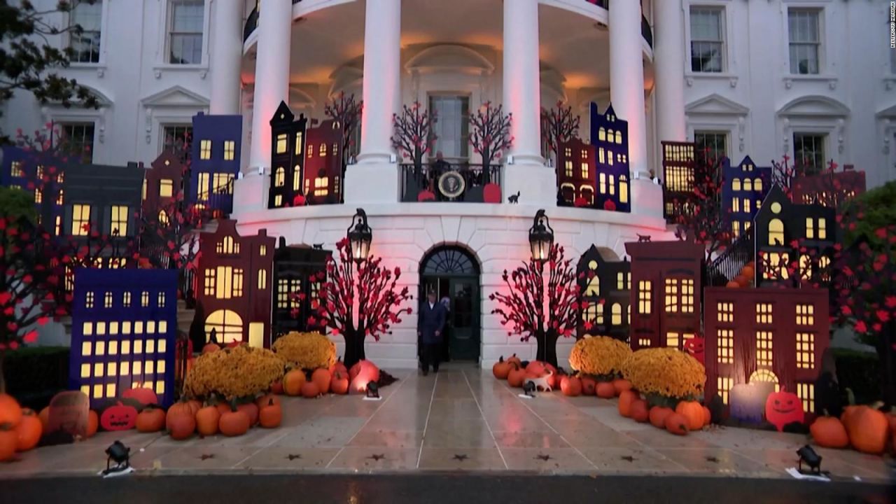 CNNE 1290555 - los biden celebran halloween repartiendo dulces en la casa blanca