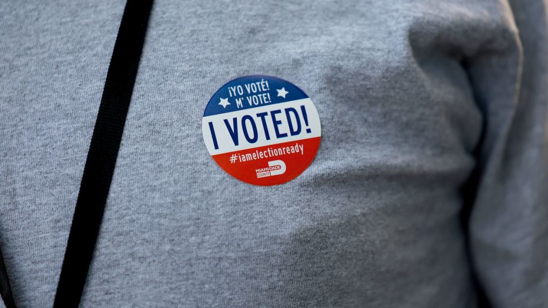 Un votante lleva una calcomanía con la leyenda "I Voted" después de votar en un colegio electoral el 23 de agosto de 2022, en Miami, Florida. Crédito: Joe Raedle/Getty Images