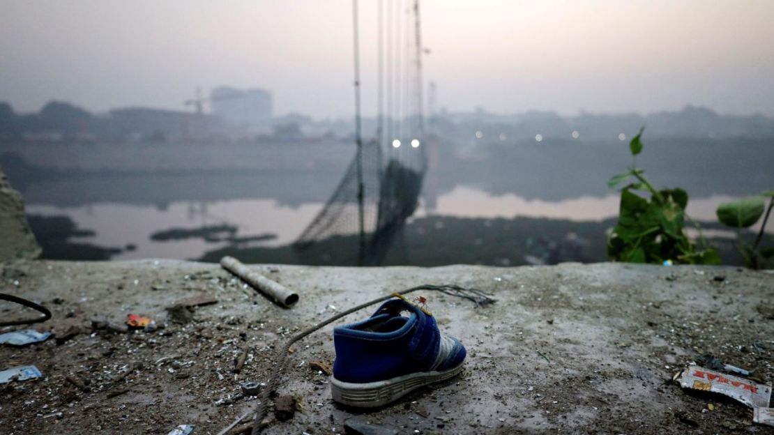 Un zapato yace cerca de un puente colgante dañado en Morbi, India, el 1 de noviembre de 2022. Crédito: Stringer/Reuters