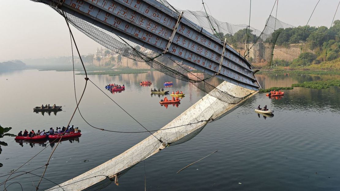 Personal de rescate realiza operaciones de búsqueda en Morbi, el 31 de octubre de 2022. Crédito: Sam Panthaky/AFP/Getty Images