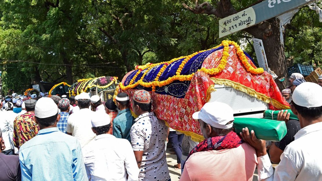 Los dolientes participan en una procesión fúnebre mientras llevan los ataúdes de las víctimas que murieron después de que un puente sobre el río Machchhu se derrumbara en Morbi, en el estado indio de Gujarat, el 31 de octubre de 2022. Crédito: Sam Panthaky/AFP/Getty Images