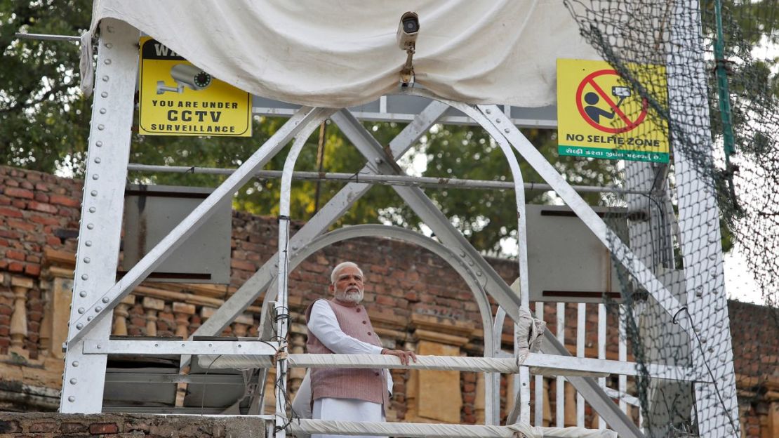 El primer ministro de la India, Narendra Modi, visitó este martes el lugar del mortal derrumbe del puente en el oeste de la India. Crédito: Reuters