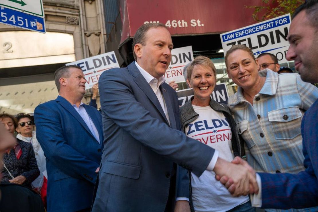 El candidato estadounidense Lee Zeldin (republicano de Nueva York) participa en el desfile anual del Columbus Day