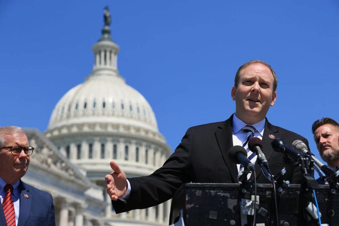 Lee Zeldin (republicano de Nueva York) en una conferencia de prensa sobre el conflicto militar entre Israel y los palestinos en Gaza fuera del Capitolio de Estados Unidos el 19 de mayo de 2021 en Washington, DC.