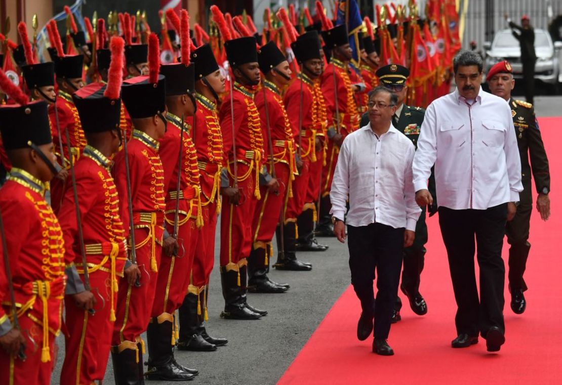 El presidente de Colombia, Gustavo Petro (izquierda) camina junto al presidente de Venezuela, Nicolás Maduro, en el Palacio de Miraflores en Caracas el 1 de noviembre de 2022.