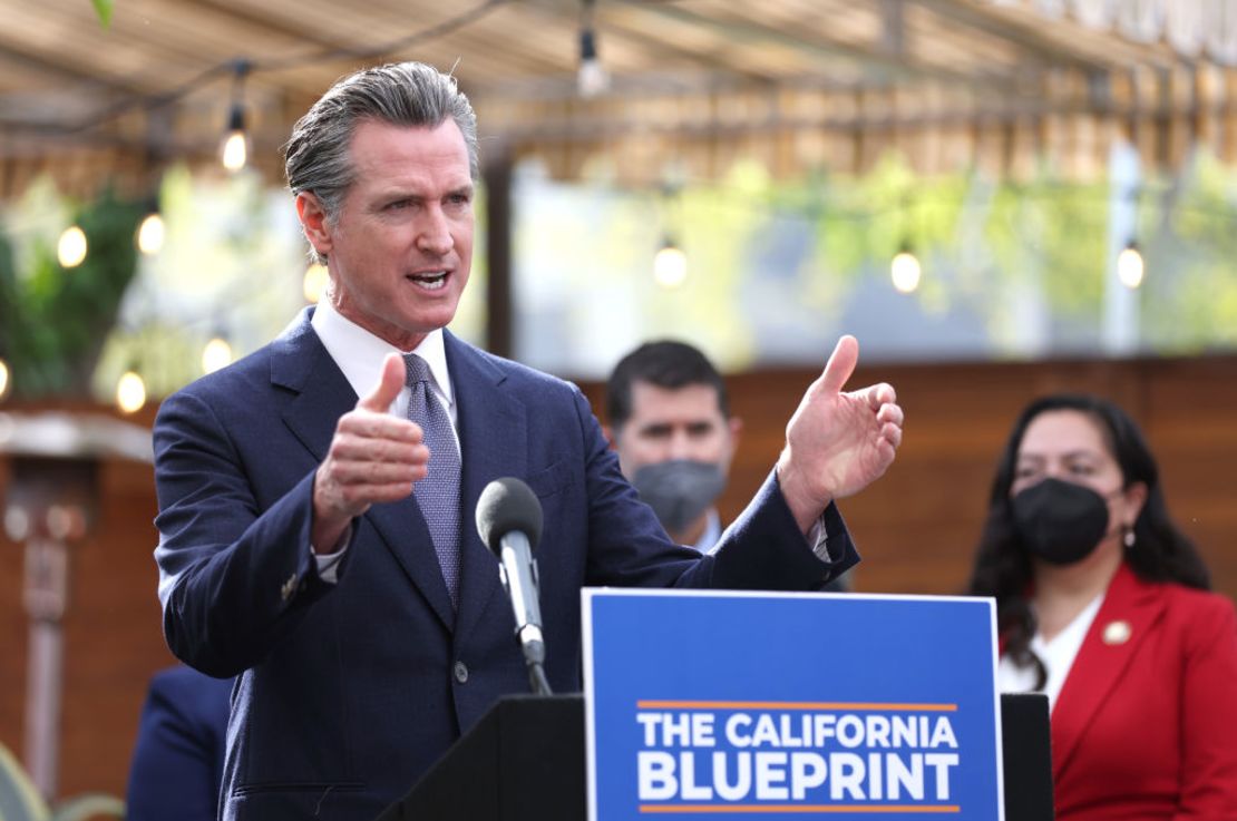 El gobernador de California, Gavin Newsom, habla durante una ceremonia de firma de un proyecto de ley en el restaurante mexicano Nido's Backyard el 9 de febrero de 2022 en San Francisco, California.