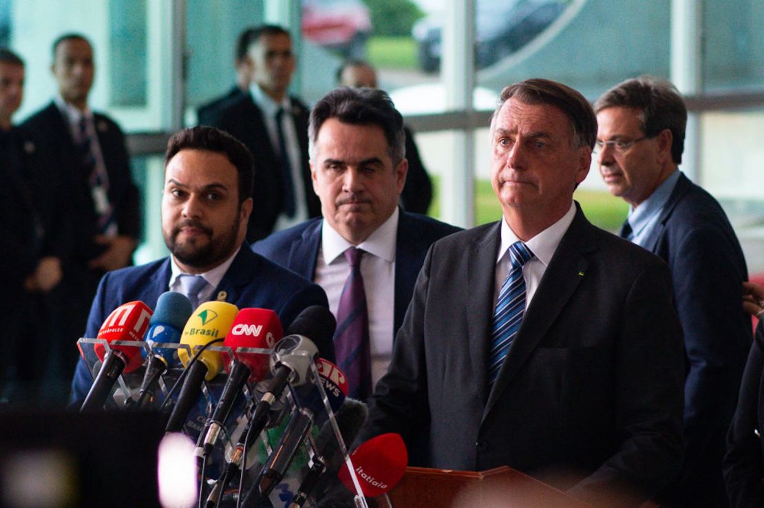 El presidente de Brasil, Jair Bolsonaro, habla con la prensa dos días después de ser derrotado por Lula da Silva en la segunda vuelta presidencial el 1 de noviembre de 2022 en Brasilia, Brasil.