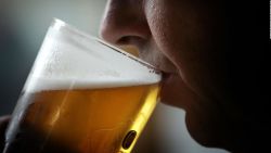 CNNE 1291205 - nuevo estudio sobre consumo de alcohol revela cuanto se considera demasiado